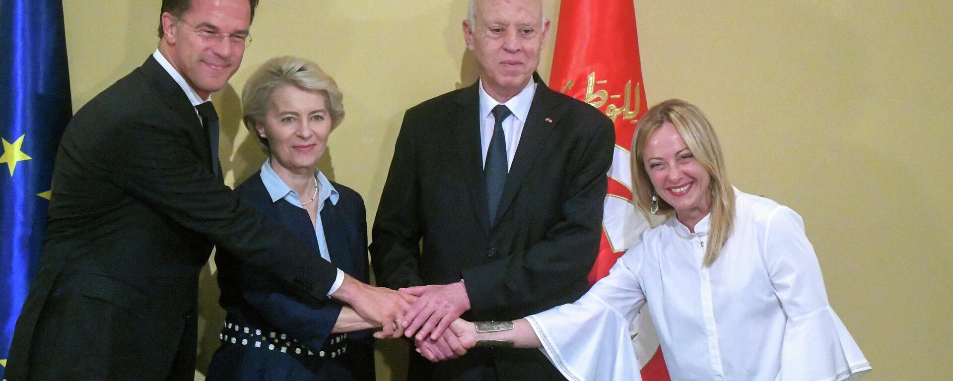 In this photo provided by the Tunisian Presidency, Tunisian President Kais Saied, centre right, shakes hand with Netherlands' Prime Minister Mark Rutte, left,  European Commission President Ursula von der Leyen and Italian Prime Minister Giorgia Meloni, right, at the presidential palace in Carthage, Tunisia, Sunday, July 16, 2023 - Sputnik Africa, 1920, 17.07.2023
