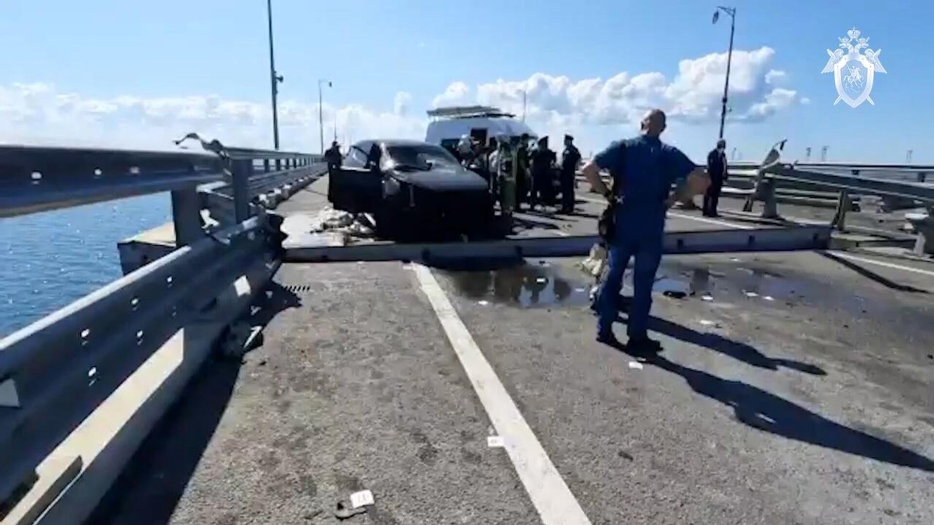 Specialists work at the scene of Ukrainian terror attack on the Crimean Bridge in a video published by Russia’s Investigative Committee - Sputnik Africa, 1920, 14.08.2023