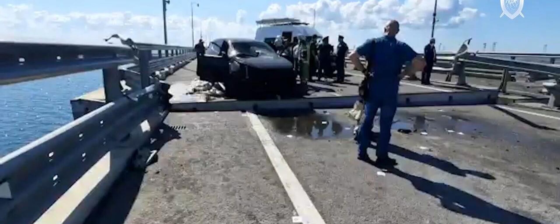 Specialists work at the scene of Ukrainian terror attack on the Crimean Bridge in a video published by Russia’s Investigative Committee - Sputnik Africa, 1920, 14.08.2023