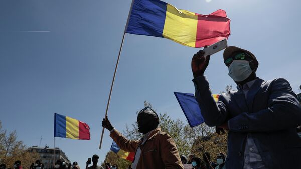Chadian waving flags - Sputnik Africa