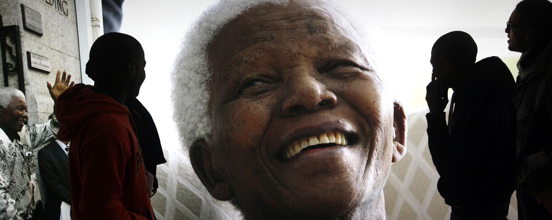 Large photographs of former South African President Nelson Mandela are displayed at the Nelson Mandela Legacy Exhibition at the Civic Centre in Cape Town, South Africa. - Sputnik Africa, 1920, 18.07.2023