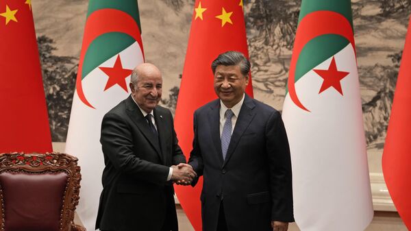 Le Président chinois Xi Jinping serre la main du Président algérien Abdelmadjid Tebboune  - Sputnik Afrique