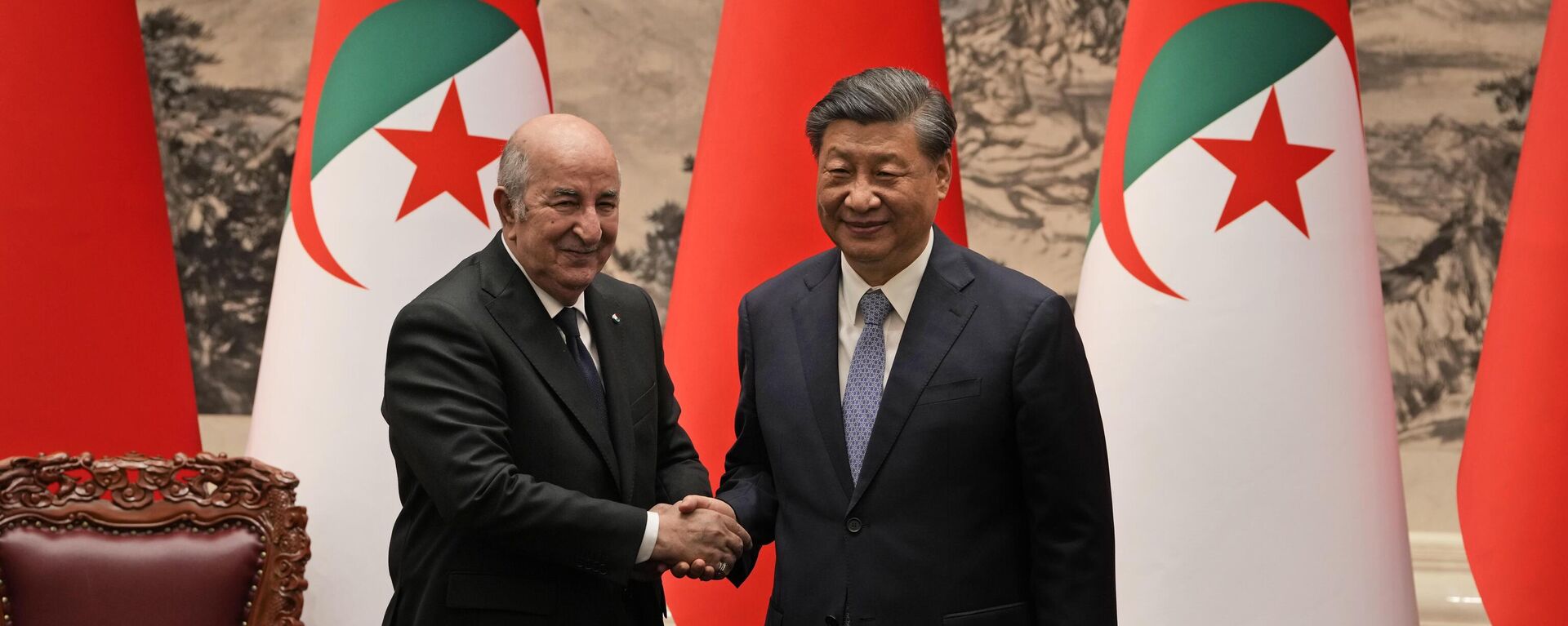 Chinese President Xi Jinping, right, shakes hands with Algerian President Abdelmadjid Tebboune - Sputnik Africa, 1920, 18.07.2023