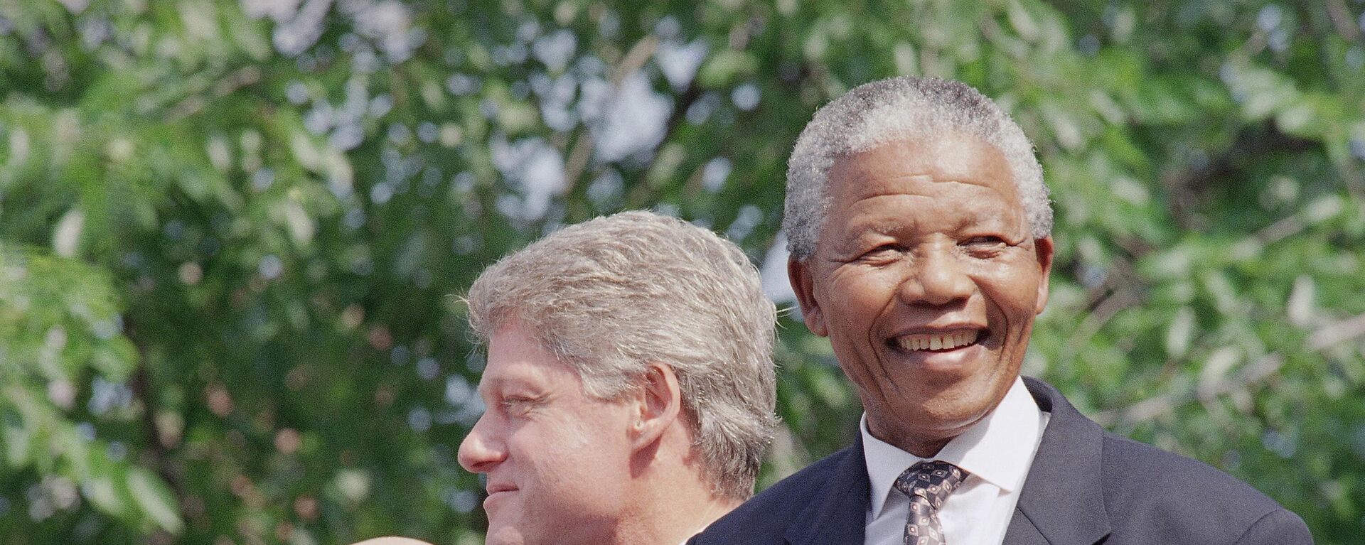 From left, F.W. de Klerk, President Bill Clinton, and Nelson Mandela appear at ceremonies honoring the two South African leaders with the Philadelphia Liberty Medal at Independence Hall in Philadelphia, July 4, 1993. - Sputnik Africa, 1920, 19.07.2023