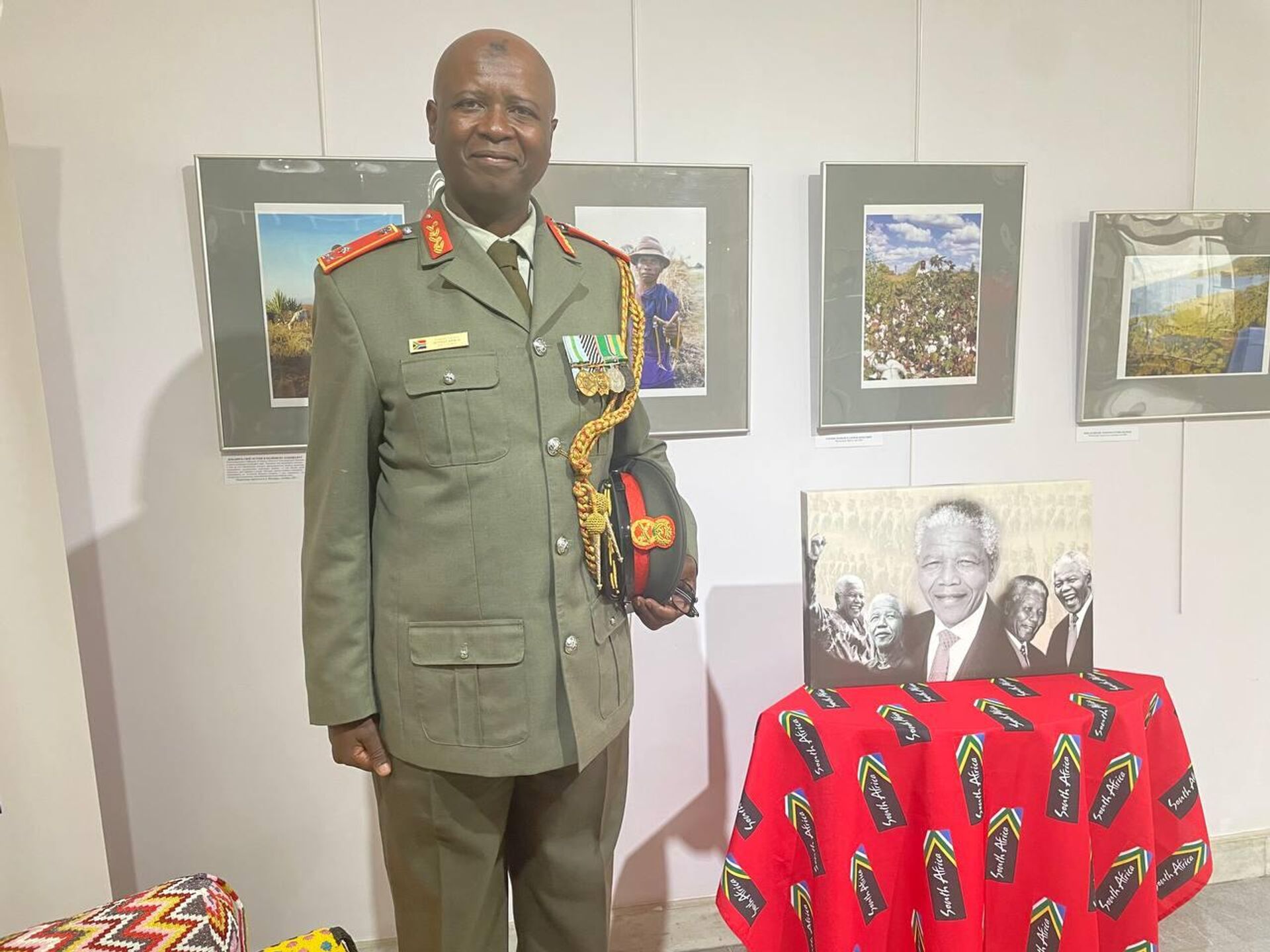 Brigadier General Vuyisile Sibaca, Defense Attaché at the South African Embassy in Russia, during the photo exhibition The Life of Nelson Mandela in Photographs at the Moscow House of Nationalities on July 18, 2023.  - Sputnik Africa, 1920, 19.07.2023