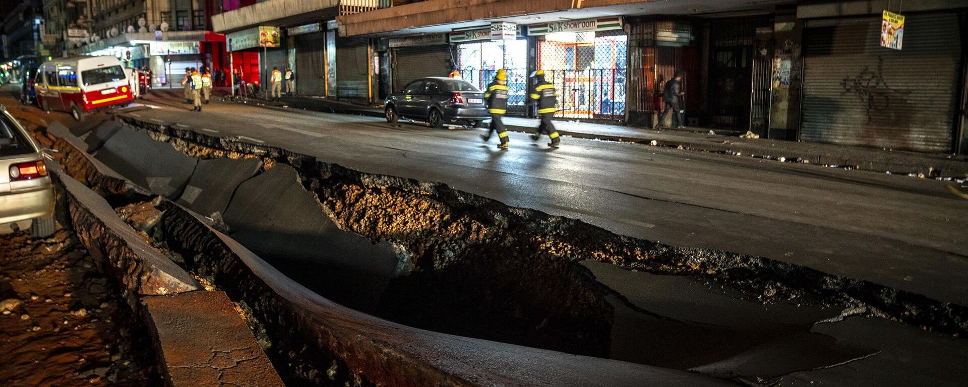 Emergency services gather at the scene of a gas explosion downtown Johannesburg, South Africa, Wednesday July 19, 2023. Search and rescue officials also ordered residents in nearby buildings to evacuate the area and the area where the explosion happened was cordoned off.  - Sputnik Africa, 1920, 20.07.2023