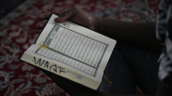 A Muslim reads the Quran at the Jamia mosque, during the of holy month of Ramadan in Nairobi, Kenya Wednesday, April 13, 2022 - Sputnik Africa