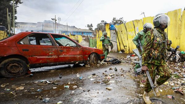 Police run towards protesters during clashes in the Kibera area of Nairobi, Kenya Wednesday, July 19, 2023. Kenyans were back protesting on the streets of the capital Wednesday against newly imposed taxes and the increased cost of living.  - Sputnik Africa