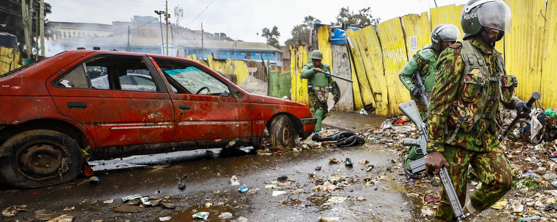 Police run towards protesters during clashes in the Kibera area of Nairobi, Kenya Wednesday, July 19, 2023. Kenyans were back protesting on the streets of the capital Wednesday against newly imposed taxes and the increased cost of living.  - Sputnik Africa, 1920, 20.07.2023