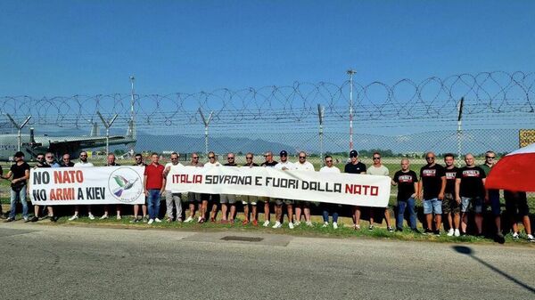Rally at Pisa military airport against NATO participation in the conflict in Ukraine. - Sputnik Africa
