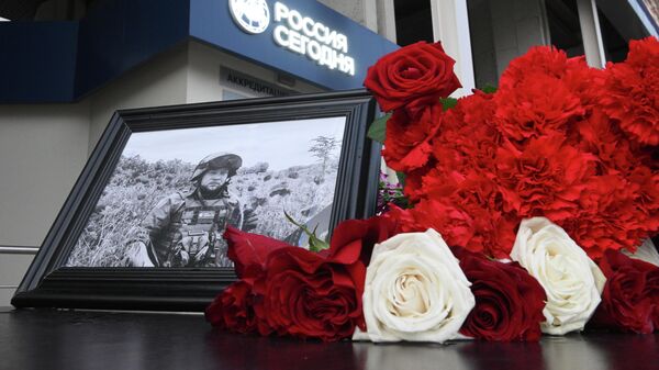 Des fleurs à la mémoire du correspondant militaire de Sputnik, Rostislav Jouravliov, décédé au cours de l'opération militaire russe en Ukraine, le 22 juillet 2023.  - Sputnik Afrique