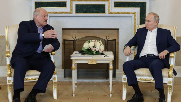 Vladimir Poutine (à droite) et Alexandre Loukachenko. - Sputnik Afrique