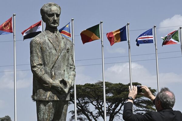 A delegate takes a photo of the statue of the first chairperson of the Organisation of the African Unity, Haile Selassie, at the ongoing 32nd Ordinary Session of the African Union (AU) Summit at the African Union headquarters in Addis Ababa, on February 11, 2019. - Sputnik Africa