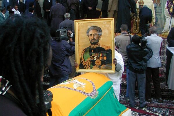 The portrait of Ethiopia&#x27;s last emperor, Haile Selassie, is held in front of his coffin 05 November 2000 during his funeral in Addis Ababa&#x27;s trinity cathedral more than 25 years after his death. - Sputnik Africa