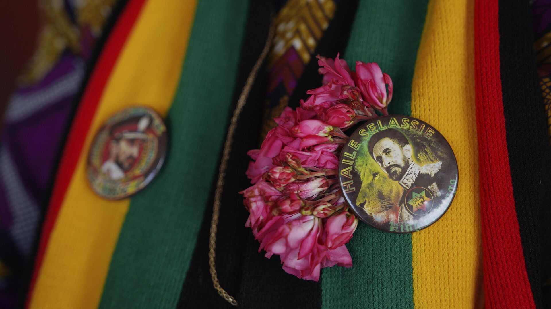 A Rastafari member wears two buttons depicting Haile Selassie I, the late Ethiopian emperor, while waiting for service to start at the Ras Freeman Foundation for the Unification of Rastafari tabernacle on Sunday, May 14, 2023, in Liberta, Antigua. - Sputnik Africa, 1920, 02.11.2023