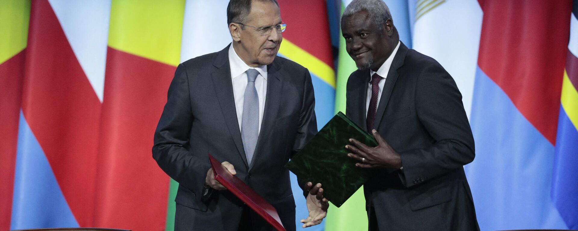 Russian Foreign Minister Sergei Lavrov (L) and Chairperson of the African Union Commission, Moussa Faki Mahamat attend a signing ceremony during the 2019 Russia-Africa Summit at the Sirius Park of Science and Art in Sochi, Russia, on October 24, 2019 - Sputnik Africa, 1920, 23.07.2023