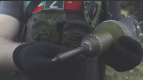 Screengrab of Sputnik video featuring an explanation from a Russian sapper on a modified thermobaric round being used as a landmine by Ukrainian forces. - Sputnik Africa