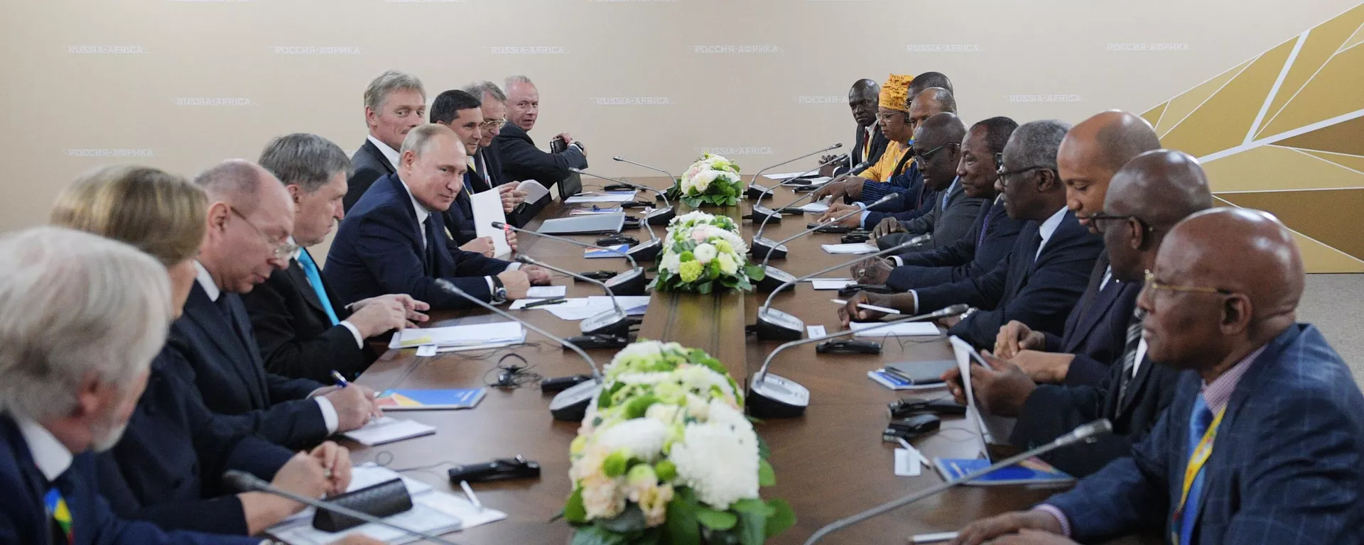 Russian President Vladimir Putin and President of the Republic of Guinea Alpha Conde during a meeting on the sidelines of the Russia-Africa summit on October 24, 2019.  - Sputnik Africa, 1920, 25.07.2023