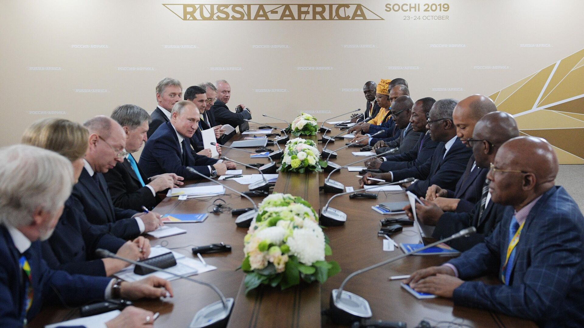 Russian President Vladimir Putin and President of the Republic of Guinea Alpha Conde during a meeting on the sidelines of the Russia-Africa summit on October 24, 2019.  - Sputnik Africa, 1920, 12.09.2023