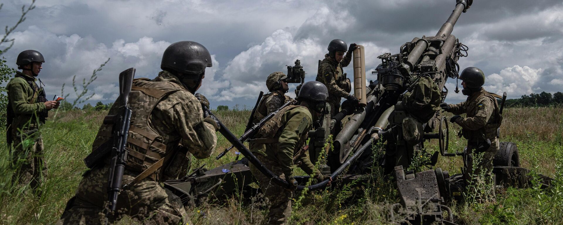 Ukrainian servicemen prepare to fire at Russian positions from a US-supplied M777 howitzer in Kharkov region, Ukraine, on July 14, 2022.  - Sputnik Africa, 1920, 21.11.2023