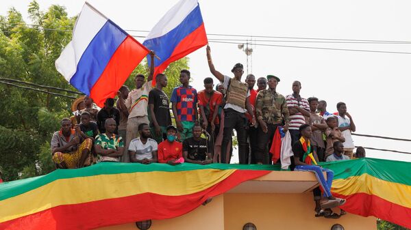 Des soutiens du Président de la Transition Assimi Goïta, avec des drapeaux russes - Sputnik Afrique