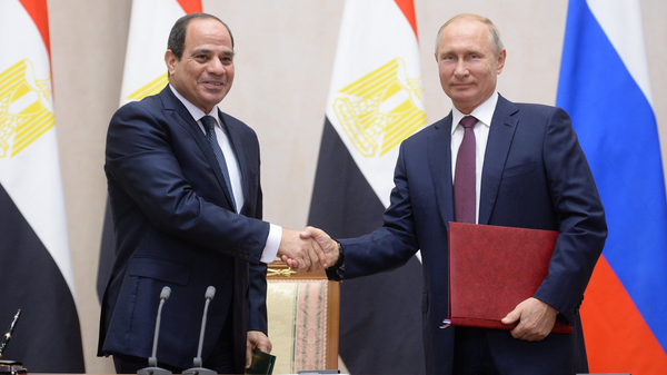 Vladimir Poutine rencontre le Président égyptien, Abdel Fattah al-Sissi, à Saint-Pétersbourg, la veille du sommet Russie-Afrique. - Sputnik Afrique