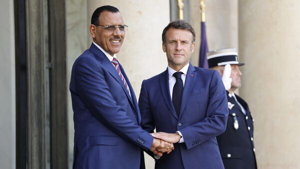 French President Emmanuel Macron (R) greets Niger's President Mohamed Bazoum as he arrives for a meeting at the Elysee Palace, amid the New Global Financial Pact Summit in Paris on June 23, 2023. - Sputnik Africa
