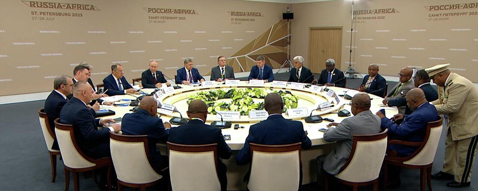 Vladimir Putin holds a trilateral meeting with the Chairman of the African Union, the President of the Union of the Comoros, Azali Assoumani, and the Chairman of the African Union Commission, Moussa Faki Mahamat. - Sputnik Africa, 1920, 27.07.2023