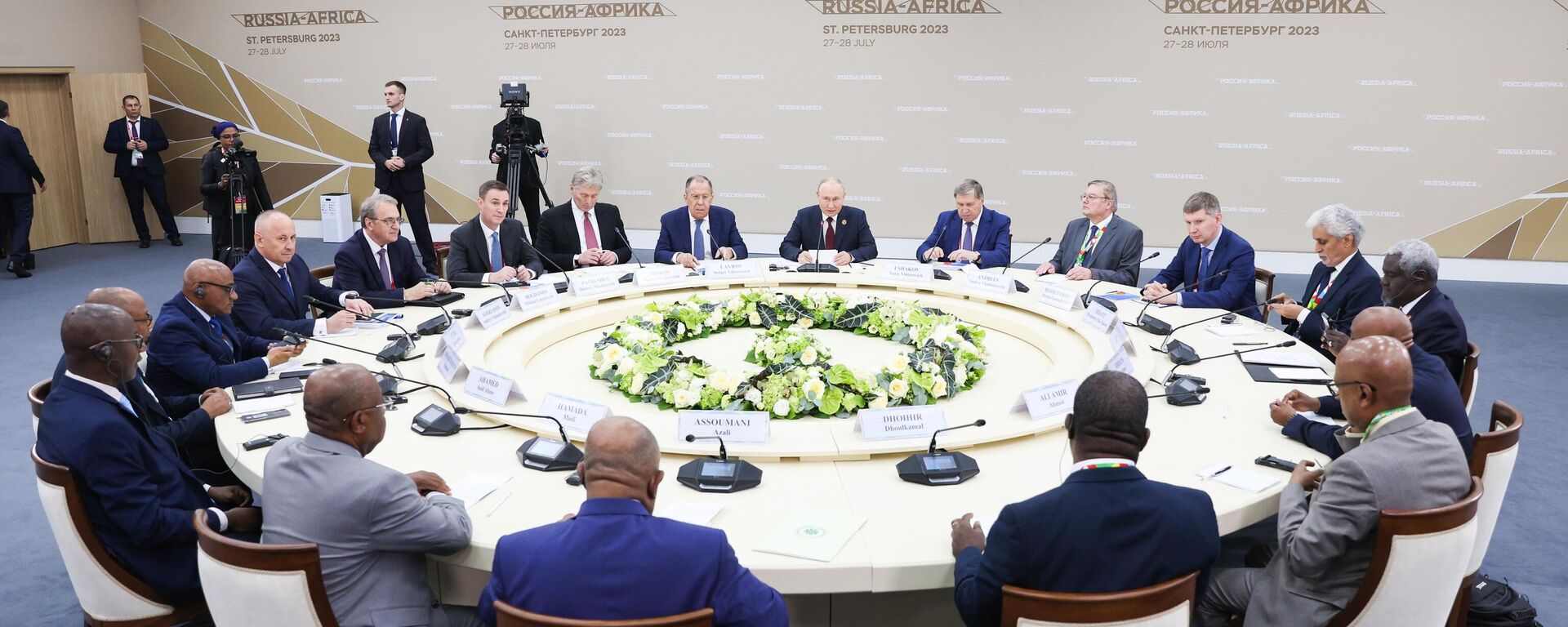 Russian President Vladimir Putin, Chairman of the African Union, President of the Union of the Comoros Azali Assoumani and Chairman of the African Union Commission Moussa Faki Mahamat during a meeting on the sidelines of the second Russia-Africa Summit in St. Petersburg on July 27, 2023. - Sputnik Africa, 1920, 27.07.2023