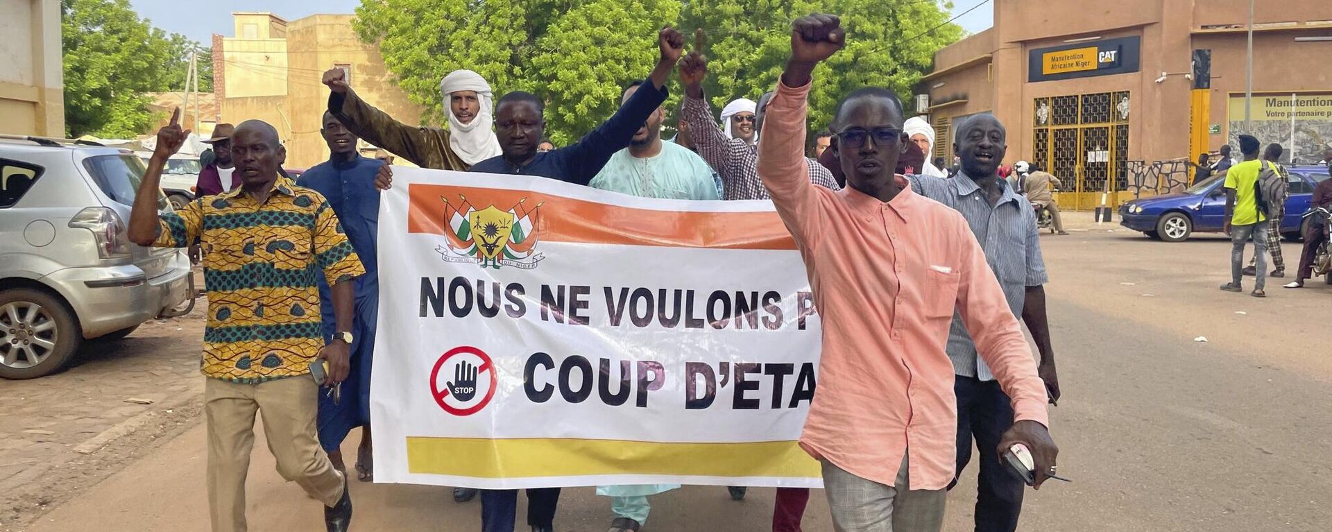Supporters of Nigerien President Mohamed Bazoum demonstrate in his support in Niamey, Niger, Wednesday July 26, 2023.  - Sputnik Africa, 1920, 27.07.2023