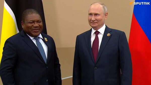 Vladimir Poutine a mené des pourparlers bilatérales avec son homologue mozabicain Filipe Nyusi ce jeudi en marge du Sommet Russie-Afrique.  - Sputnik Afrique