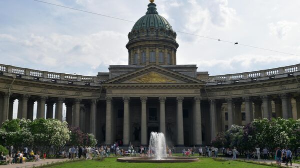 Blooming lilac bushes in the park near the Kazan Cathedral in St. Petersburg. - Sputnik Africa