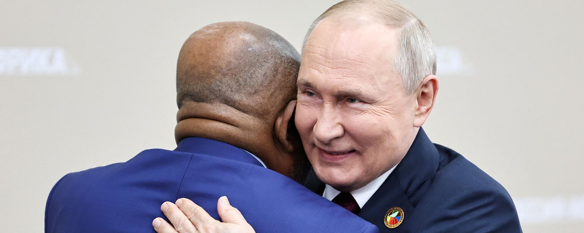 Russian President Vladimir Putin and Chairman of the African Union, President of the Union of the Comoros Azali Assoumani during a meeting on the sidelines of the 2nd Russia-Africa Summit and Forum in St. Petersburg. - Sputnik Africa, 1920, 28.07.2023