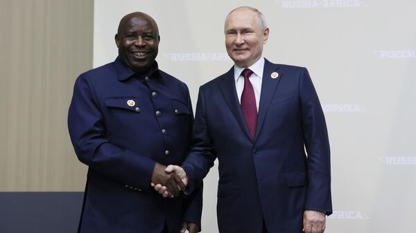  Russian President Vladimir Putin and President of Burundi Evariste Ndayishimye before the start of the plenary session of the II Russia-Africa Summit and Forum at the Expoforum Convention and Exhibition Center July 27, 2023 - Sputnik Africa
