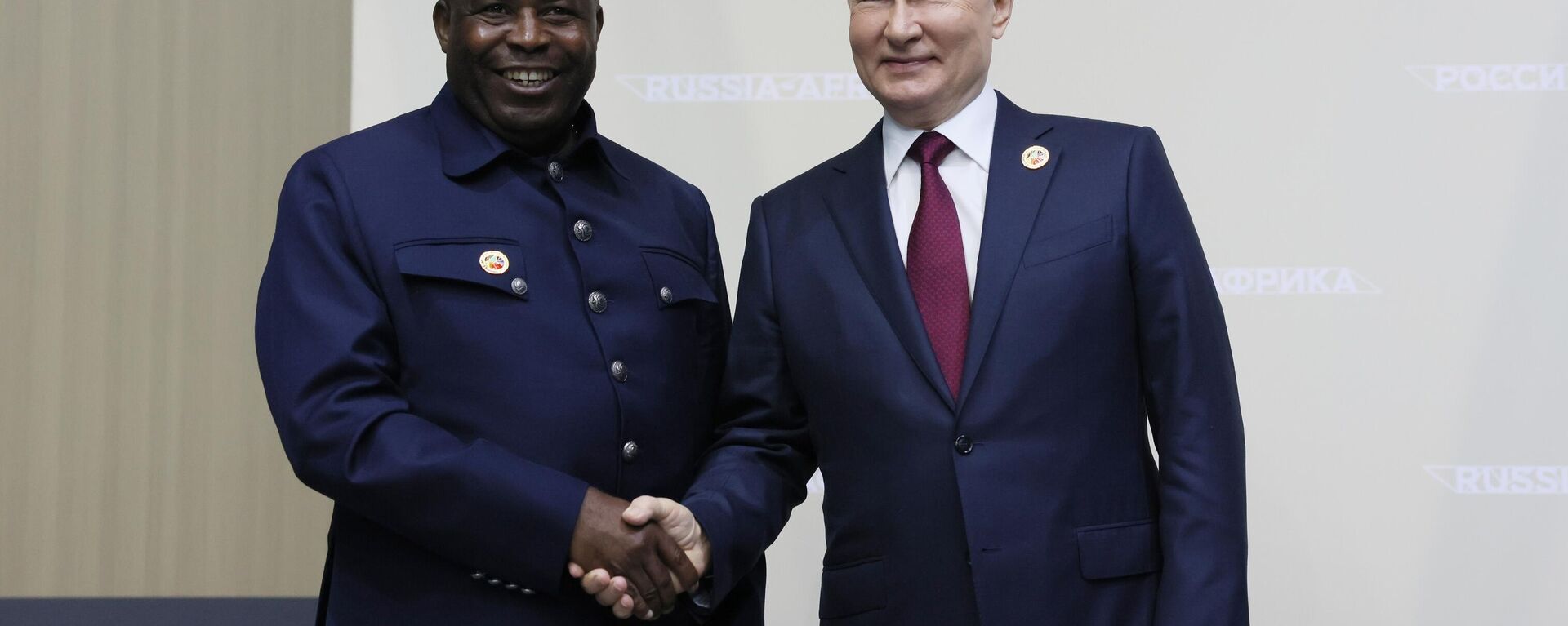  Russian President Vladimir Putin and President of Burundi Evariste Ndayishimye before the start of the plenary session of the II Russia-Africa Summit and Forum at the Expoforum Convention and Exhibition Center July 27, 2023 - Sputnik Africa, 1920, 27.07.2023