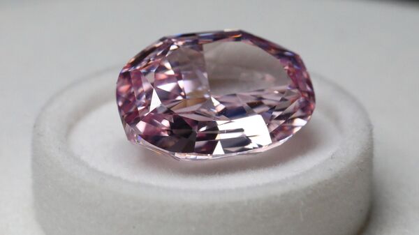 A pink diamond presented at the Alrosa diamond show - Sputnik Africa