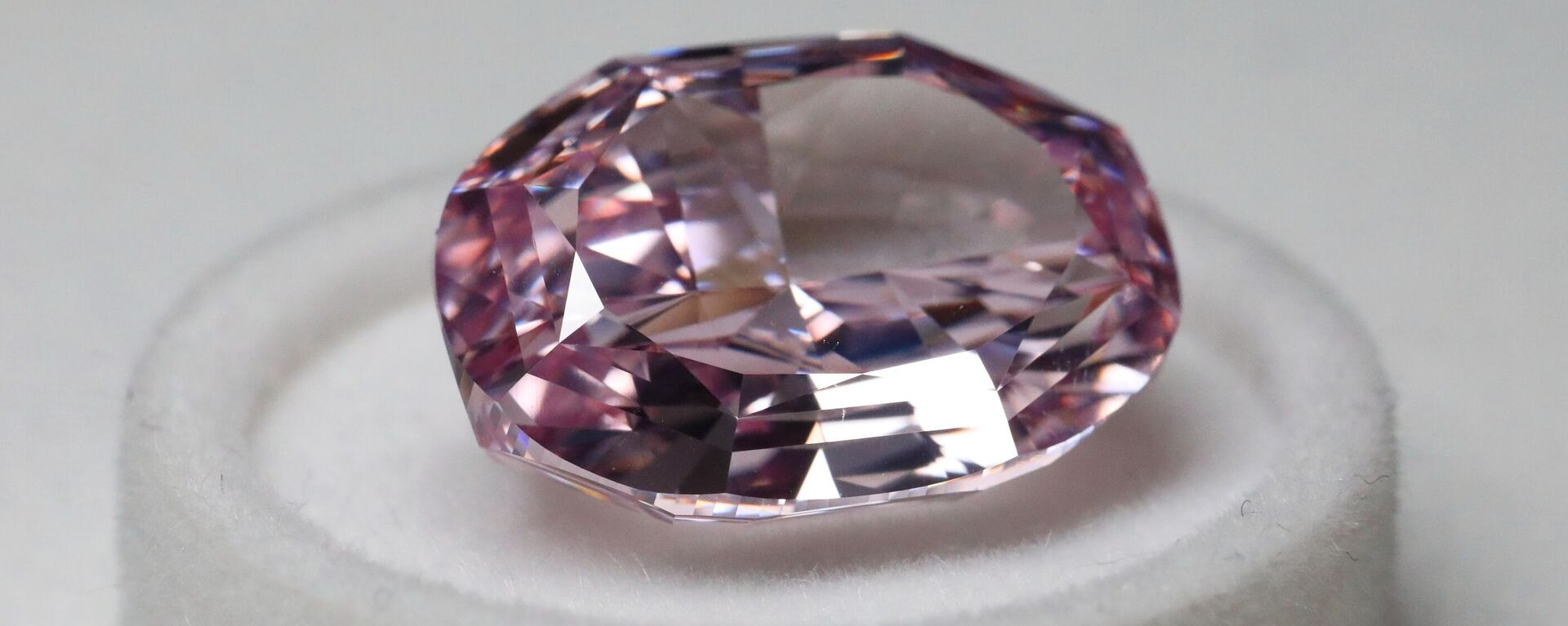 A pink diamond presented at the Alrosa diamond show - Sputnik Africa, 1920, 27.07.2023