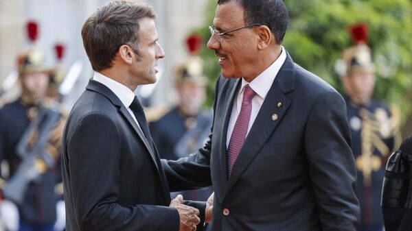 French President Emmanuel Macron greets Niger's President Mohamed Bazoum - Sputnik Africa