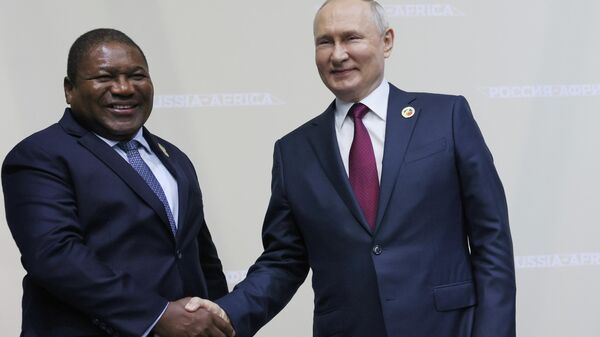 Russian President Vladimir Putin and Mozambique President Filipe Nyusi before the start of the plenary session of the Second Russia-Africa Summit and Forum at the Expoforum Convention and Exhibition Center, July 27, 2023 - Sputnik Africa