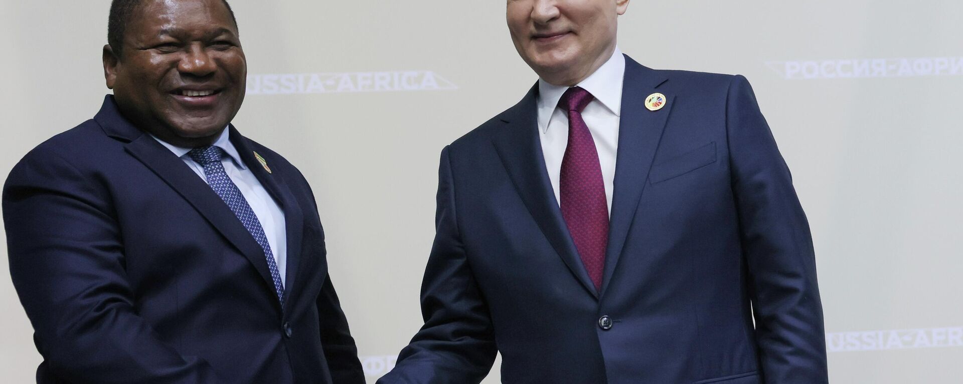 Russian President Vladimir Putin and Mozambique President Filipe Nyusi before the start of the plenary session of the Second Russia-Africa Summit and Forum at the Expoforum Convention and Exhibition Center, July 27, 2023 - Sputnik Africa, 1920, 27.07.2023