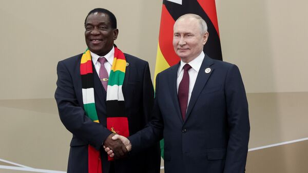 Russian President Vladimir Putin and President of the Republic of Zimbabwe Emerson Mnangagwa during a meeting on the sidelines of the II Russia-Africa Summit and Forum in St. Petersburg, July 27, 2023 - Sputnik Africa