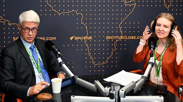 Alexeï Saltykov, ambassadeur de Russie en Côte d'Ivoire et au Burkina Faso, au stand de Sputnik lors du 2e forum Russie-Afrique - Sputnik Afrique