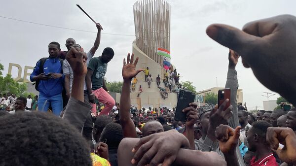 Manifestation au Niger, le 27 juillet 2023, à Niamey, partisans des forces de défense nigériennes - Sputnik Afrique