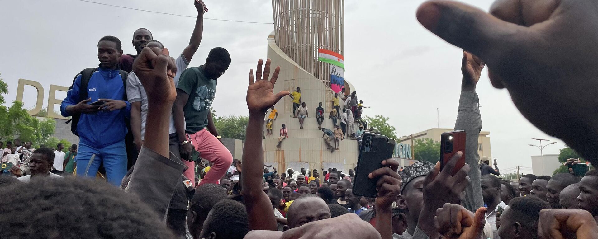 Supporters of the Nigerien defence and security forces gather during a demonstration outside the national assembly in Niamey on July 27, 2023 - Sputnik Africa, 1920, 28.07.2023
