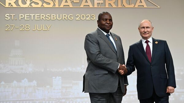 Vladimir Poutine et le président de la République centrafricaine (RCA) Faustin-Archange Touaderaavant la réunion officielle des chefs de délégations participant au 2e Sommet Russie-Afrique à Saint-Pétersbourg. - Sputnik Afrique