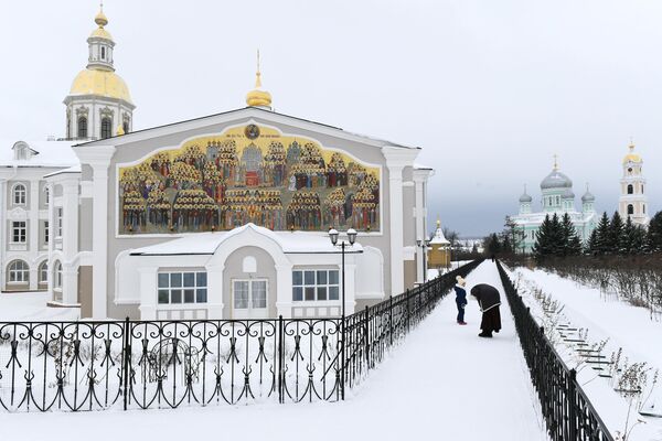 Holy Trinity St. Seraphim-Diveyevo Convent in the village of Diveyevo, Nizhny Novgorod Region. On the left is the Cathedral of the Annunciation of the Blessed Virgin Mary. - Sputnik Africa