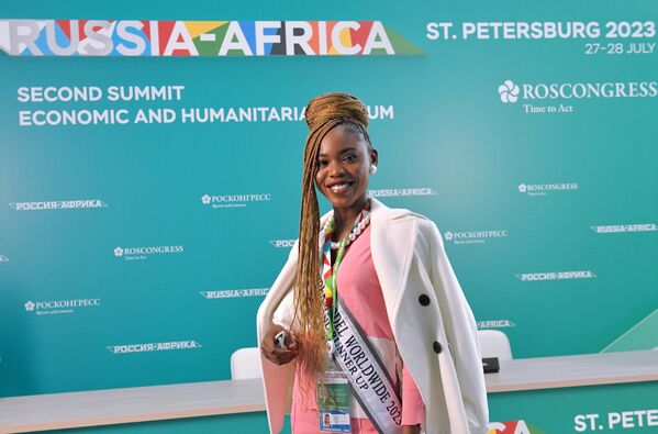 A participant displays her dazzling wardrobe at the second Russia-Africa Summit at the Expoforum. - Sputnik Africa