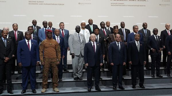 Le Président russe Vladimir Poutine lors d'une session photo conjointe avec les chefs de délégations - participants au IIe Sommet Russie-Afrique à Saint-Pétersbourg.  - Sputnik Afrique