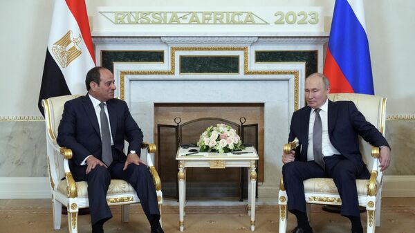 Russian President Vladimir Putin and President of the Arab Republic of Egypt Abdel Fattah al-Sisi (left) during a meeting at the Russia-Africa Economic and Humanitarian Forum - Sputnik Africa