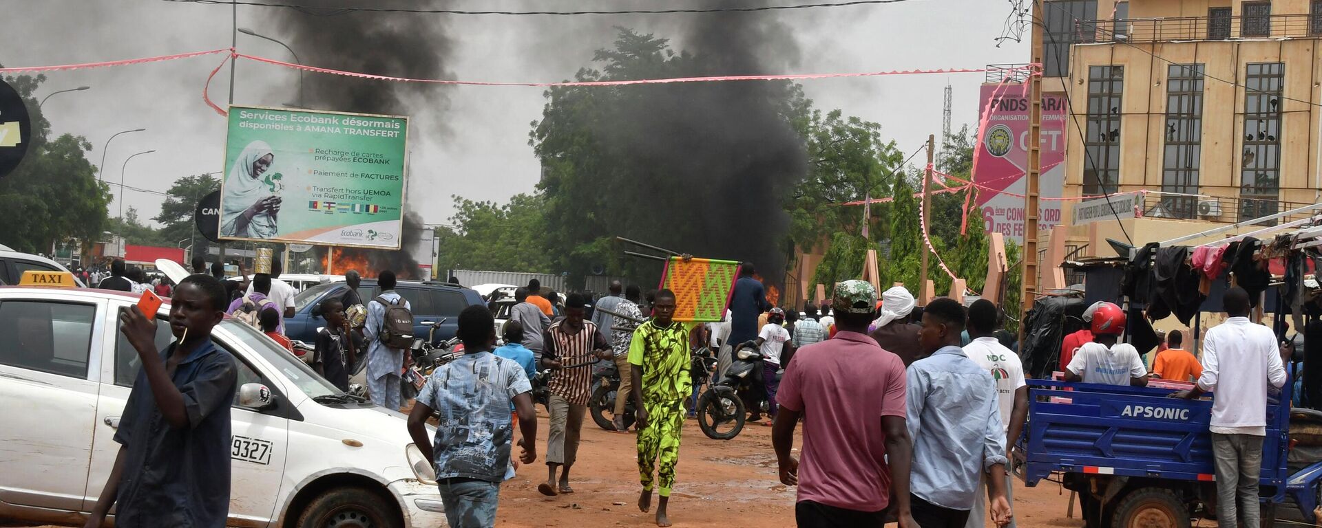 A general view of billowing smoke as supporters of the Nigerien defense and security forces attack the headquarters of the Nigerien Party for Democracy and Socialism - Sputnik Africa, 1920, 28.07.2023